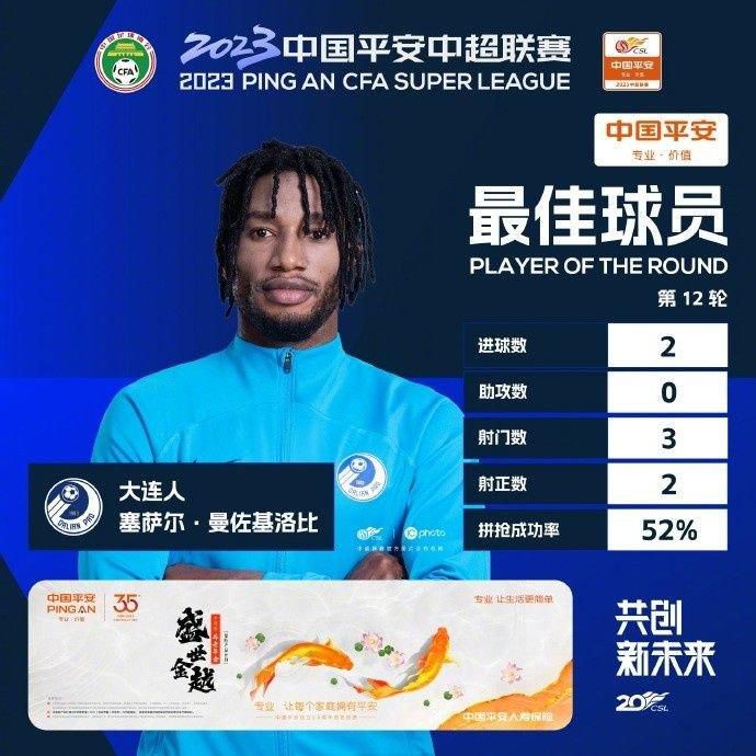 两人似乎都很爱喝酒，父亲端起来喊儿子走一个，两人喝完杯子刚放下，儿子又端起酒杯，要跟父亲走一个。